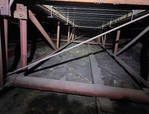 Zateplení stropu dílny pomocí foukané izolace